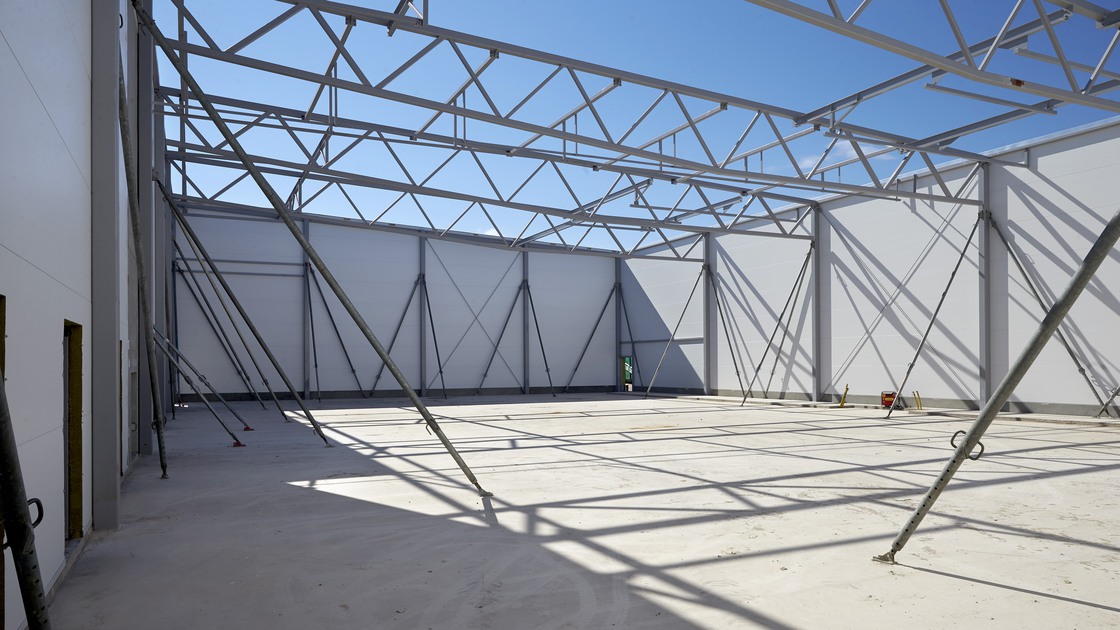 Montering av tak och innerväggar på Baggeboskolan i juni.