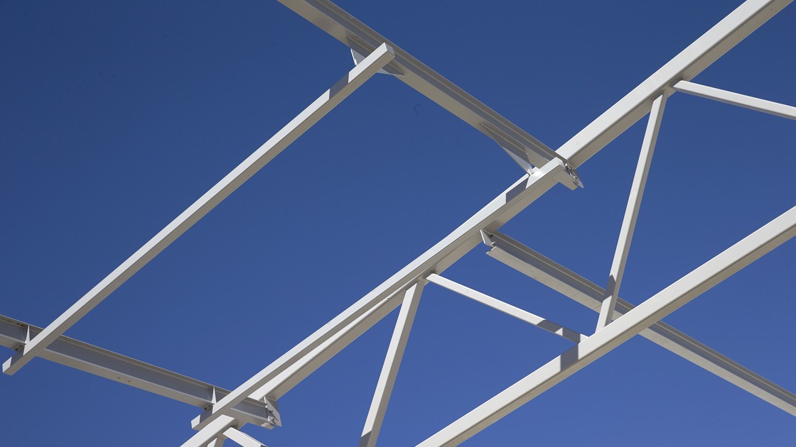 Montering av tak och innerväggar på Baggeboskolan i juni.