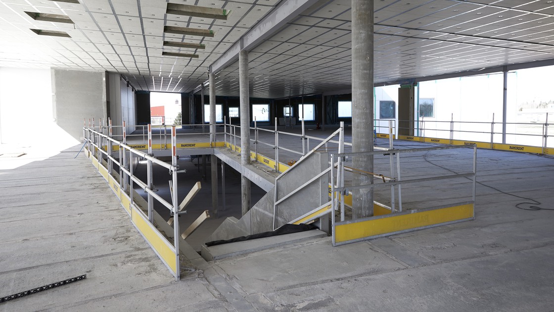 Montering av tak och innerväggar på Baggeboskolan i juni.