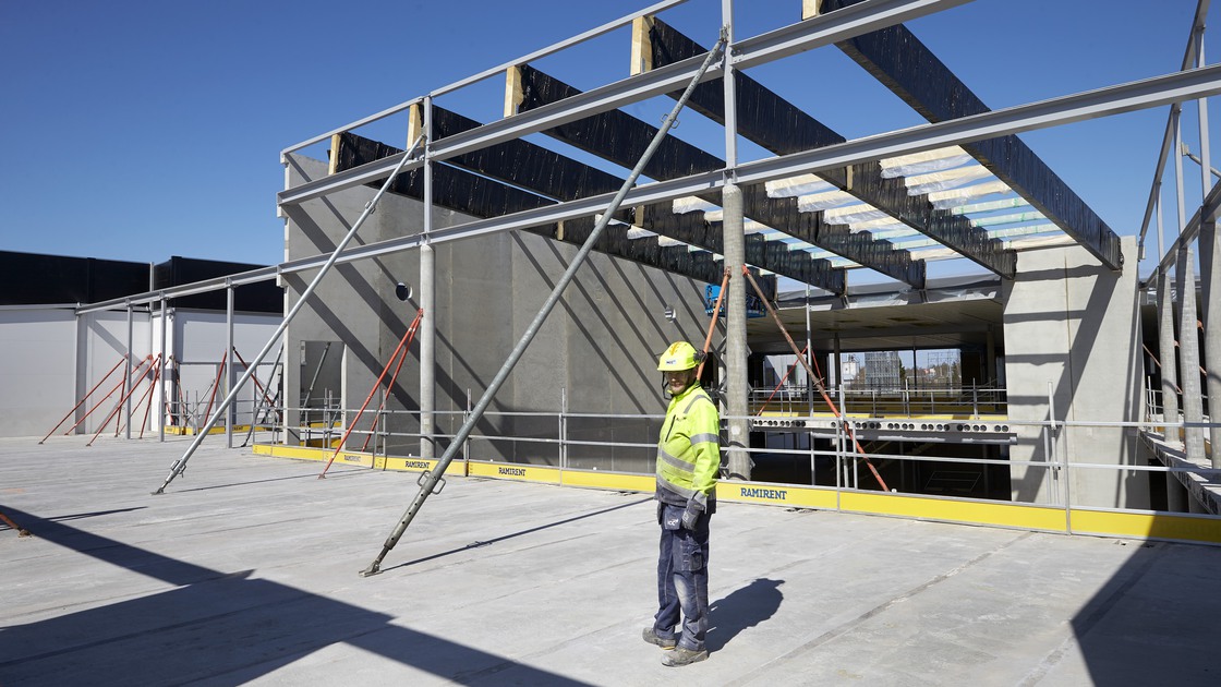 Montering av tak och innerväggar på Baggeboskolan i juni.
