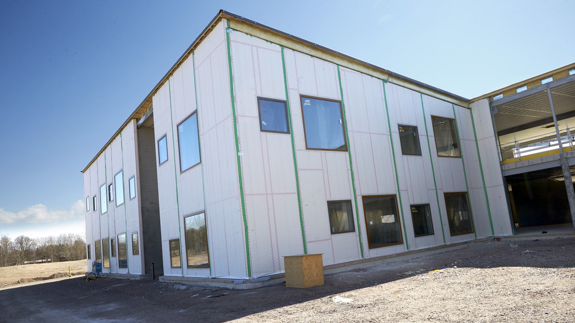 Montering av tak och innerväggar på Baggeboskolan i juni.