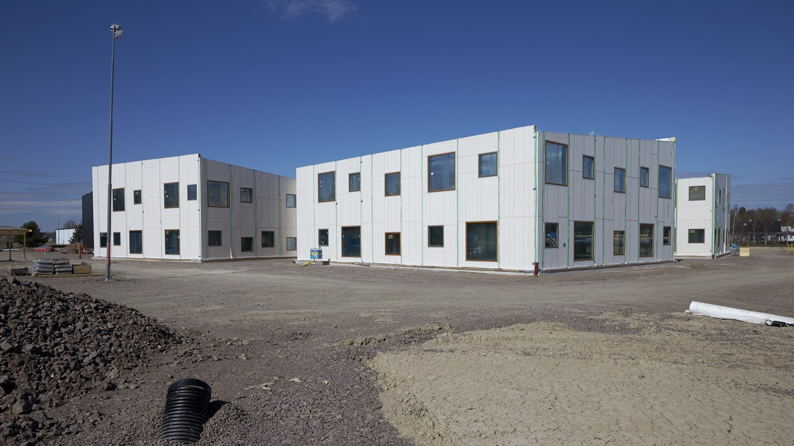 Montering av tak och innerväggar på Baggeboskolan i juni.