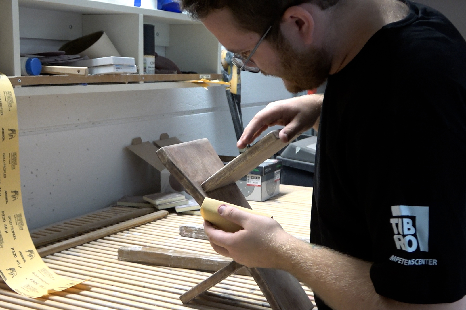 En man som arbetar med en träbit.