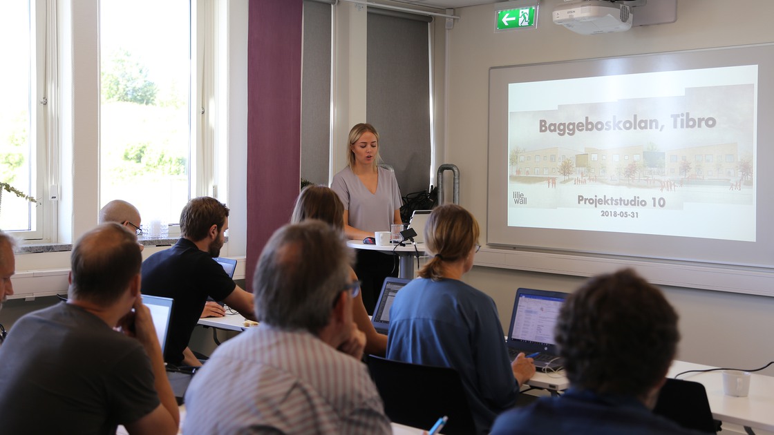 Personal från NCC, Tibro kommun och andra entreprenörer arbetar med planeringen av byggnationen av Baggeboskolan.