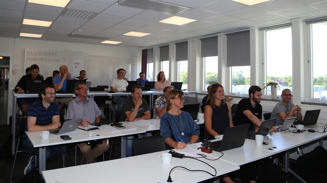 Personal från NCC, Tibro kommun och andra entreprenörer arbetar med planeringen av byggnationen av Baggeboskolan.