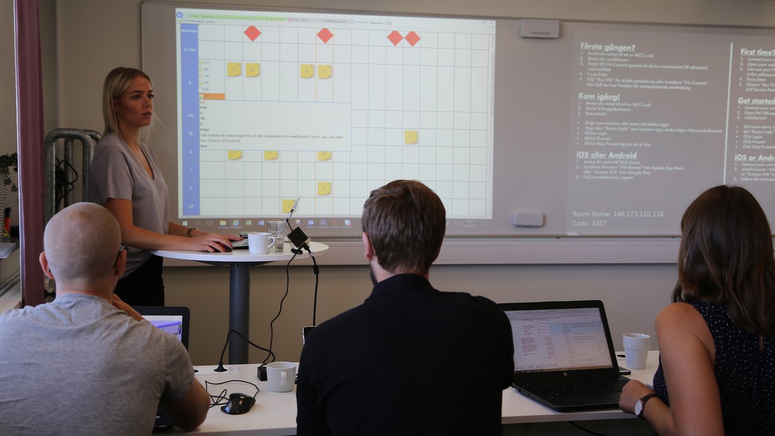 Personal från NCC, Tibro kommun och andra entreprenörer arbetar med planeringen av byggnationen av Baggeboskolan.