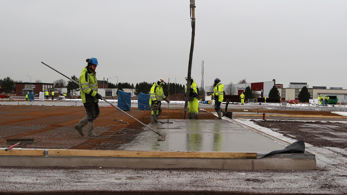 Gjutning av bottenplattan på Baggeboskolan i december 2018.