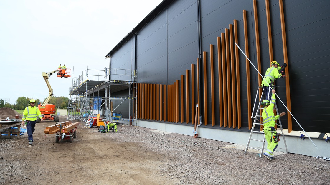 Montering av träribbor på Tibros nya sporthall.