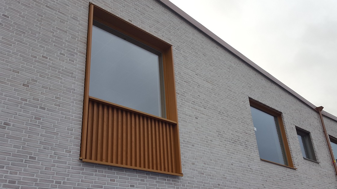 Detaljbild av Baggeboskolans fasad.