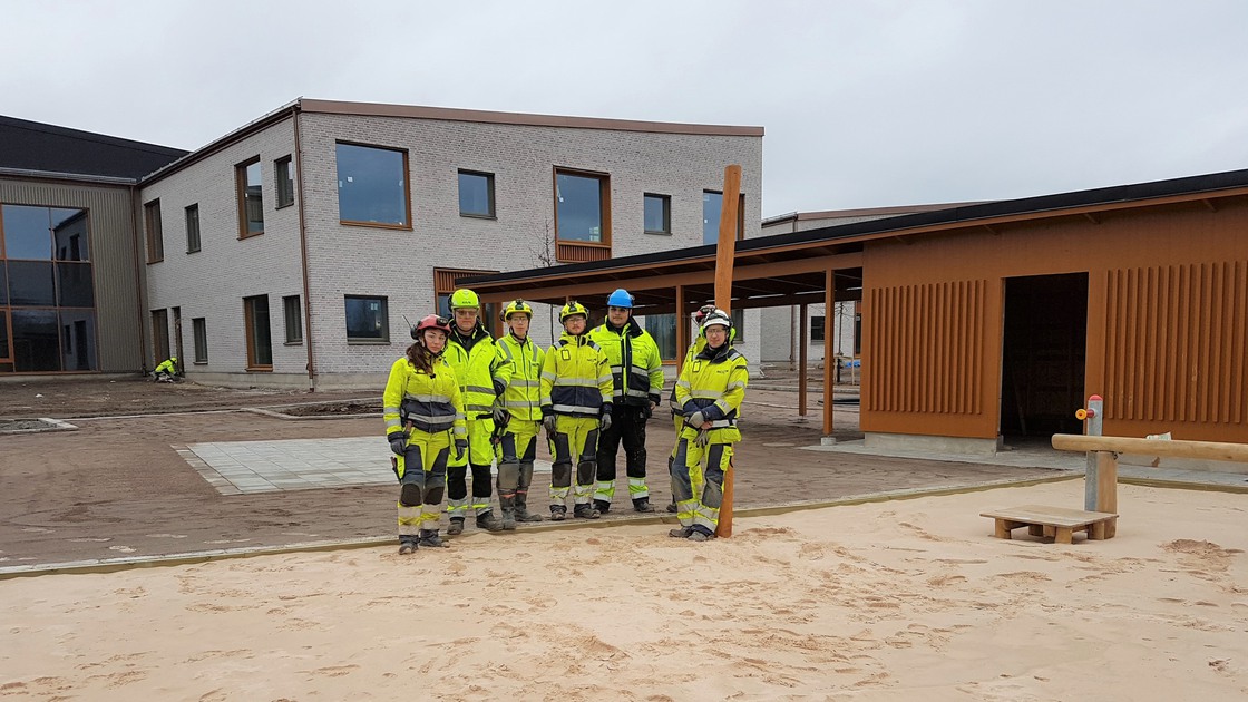 Mark- och anläggningspersonal vid Baggeboskolan i februari 2020.