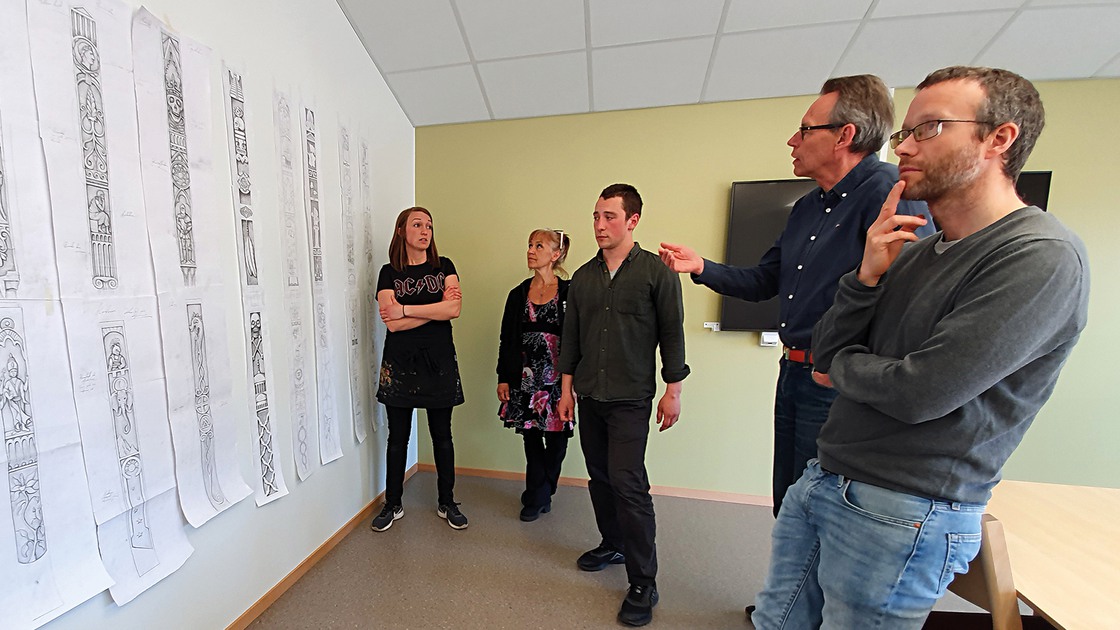 Bildhuggarna Emilia Lehrgrafvens och Olivier Lando Trottein presenterar sin idé på utformningen av Baggeboskolans dörrhandtag för projektledare Samuel Willner, projekteringsingenjören Ragnar Olsson och kultursamordnaren Towe Lindblom.