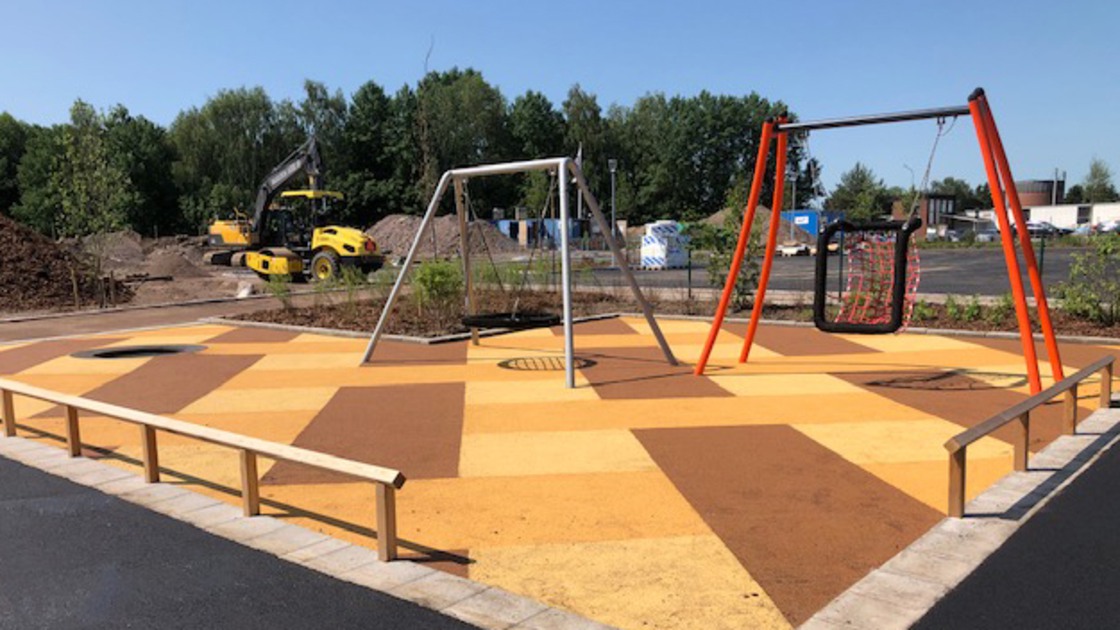 Lekyta med gummiasfalt som fallskydd på Baggeboskolans skolgård.