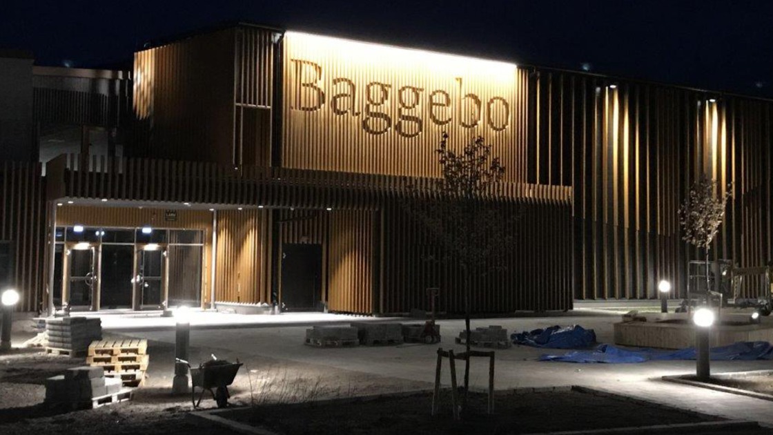 Baggeboskolans huvudentré i kvällsbelysning.
