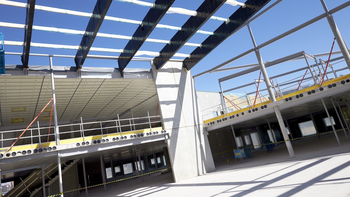 Montering av tak och innerväggar på Baggeboskolan i juni.