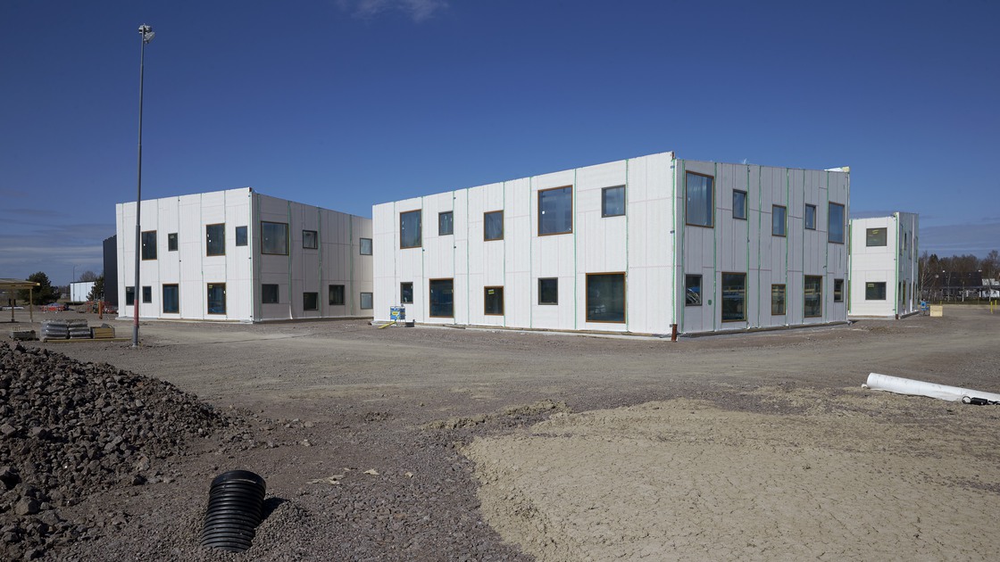 Montering av tak och innerväggar på Baggeboskolan i juni.