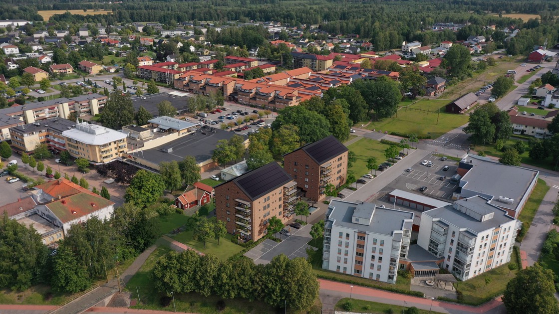 Illustration överjärnvägsområdet med nya bostäder för 65+. 