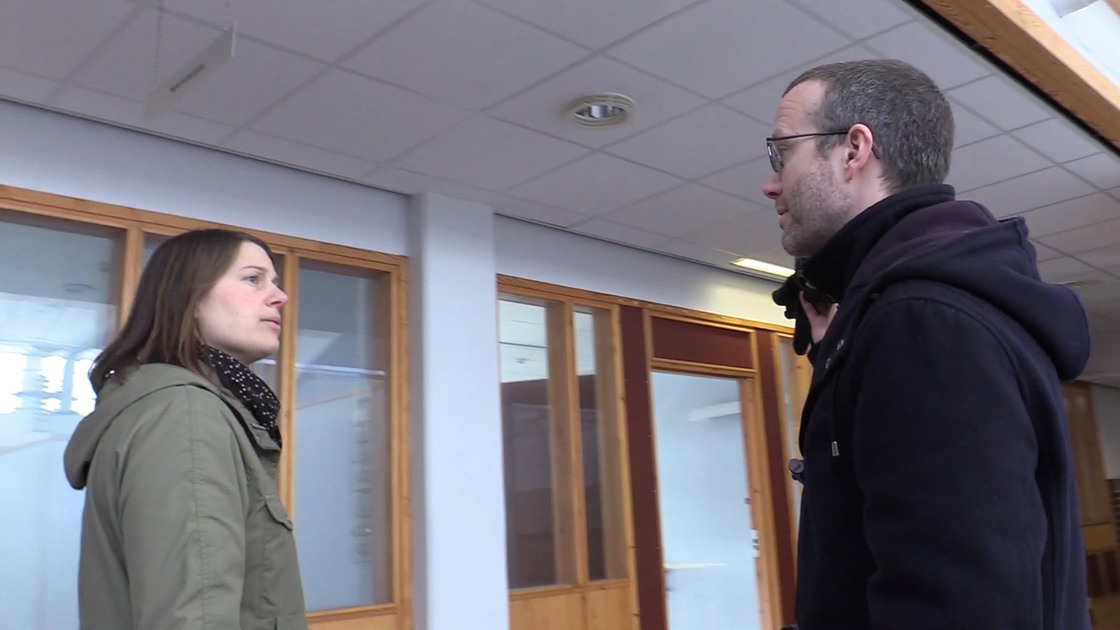 Skanskas projektingenjör Sabina Esbjörner och Tibro kommuns projektledare Samuel Willner i Fågelvikslokalerna inför starten av ombyggnationen av skolan.