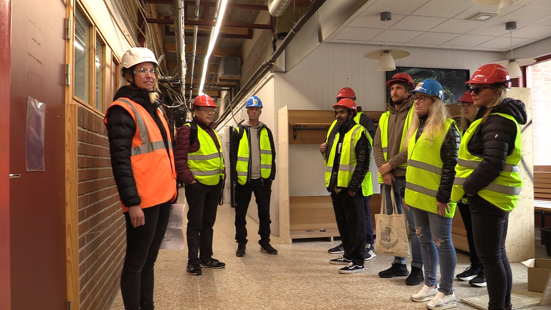 Nybolärare visas runt i Fågelviksbygget av Skanskas projektchef Cecilia Ahlin på sin blivande arbetsplats. 