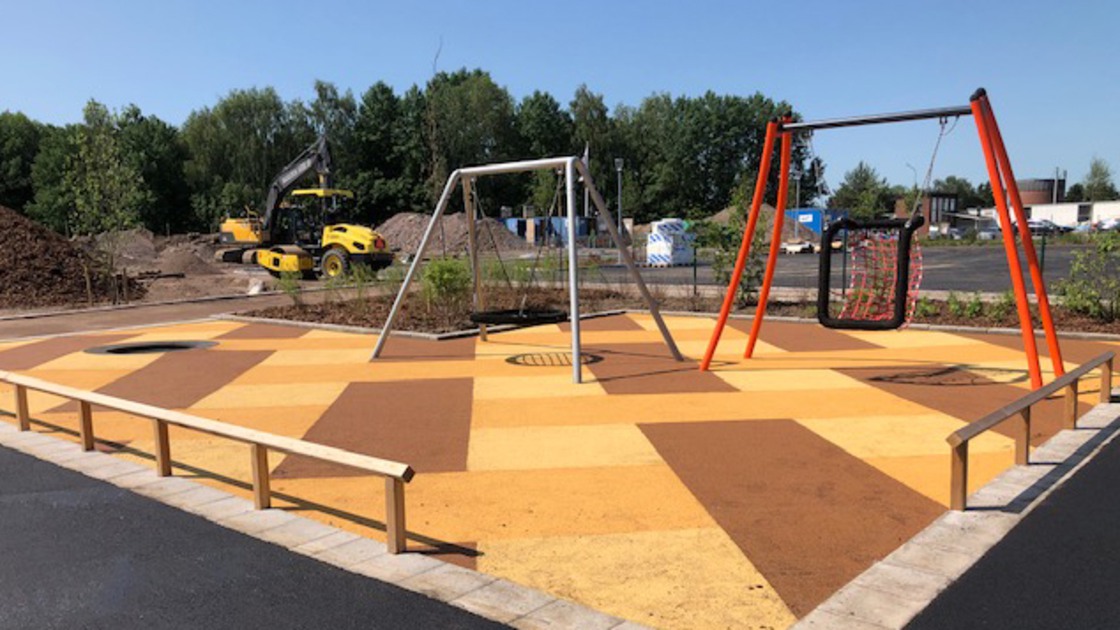 Lekyta med gummiasfalt som fallskydd på Baggeboskolans skolgård.