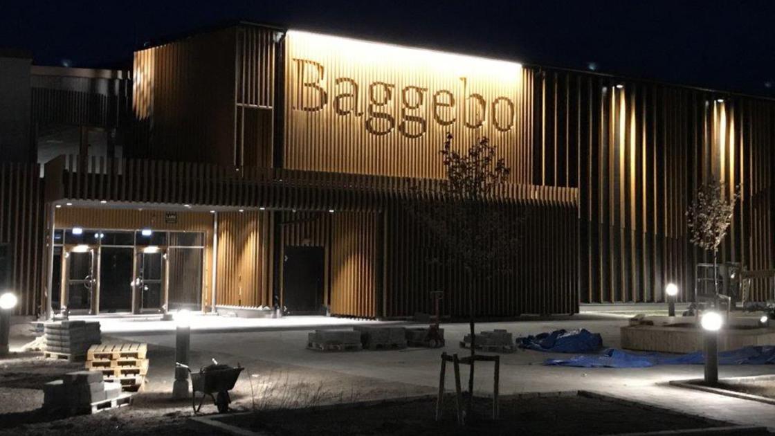Baggeboskolans huvudentré i kvällsbelysning.