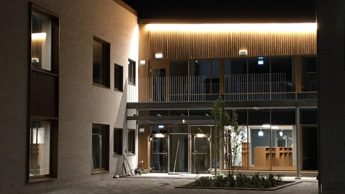 Hemvistentré på Baggeboskolan i kvällsbelysning.