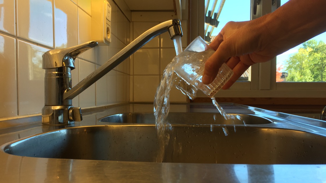 Påfyllning av vatten i ett kök.