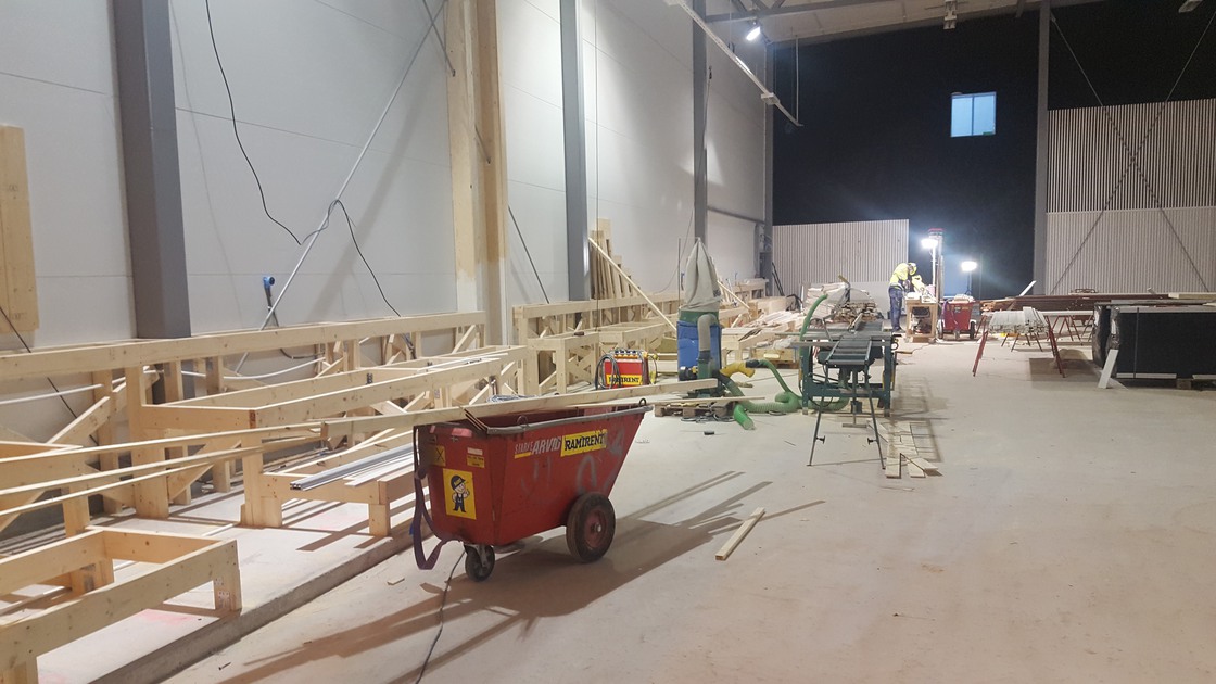 Byggnation av läktaren i Baggeboskolans idrottshall.