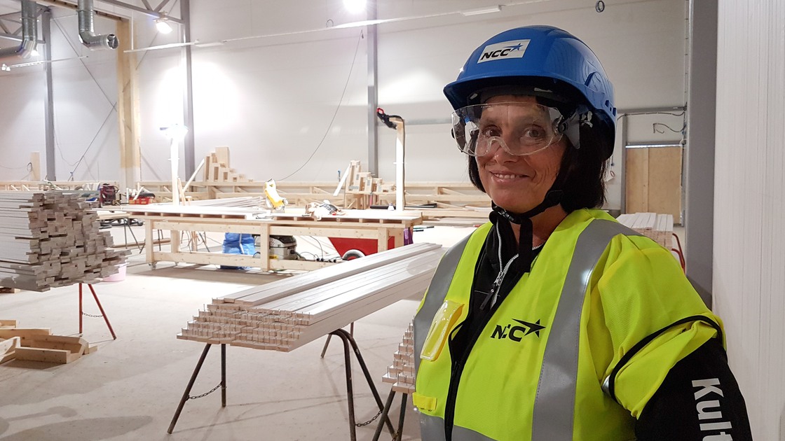 Friridskonsulenten Hellen Wallén inspekterar bygget av Baggeboskolans idrottshall.