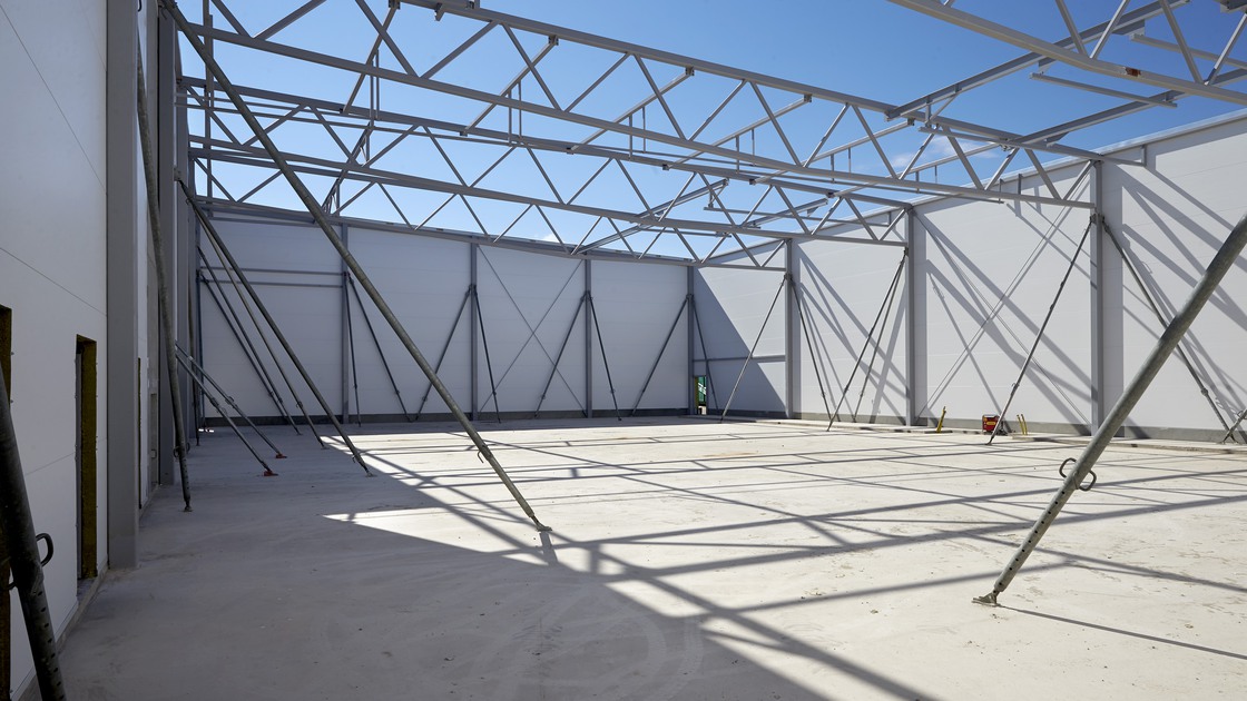 Montering av tak och innerväggar på Baggeboskolan i juni.