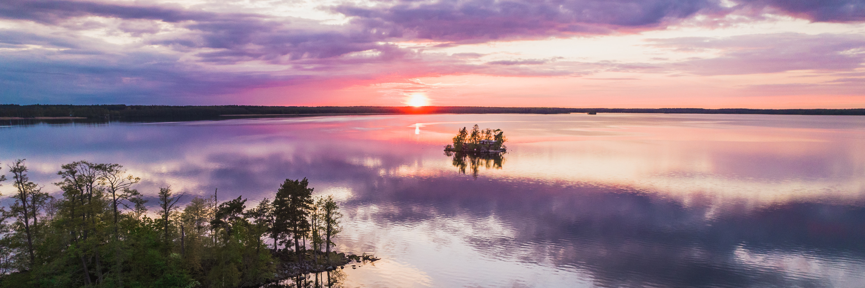 Solnedgång över Fläskön i sjön Örlen.