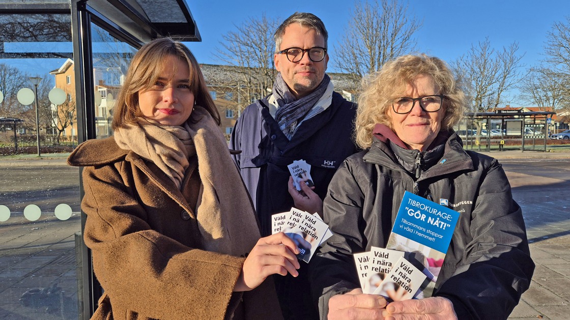 Sara Kroon från Tibro Energi, trygghets- och säkerhetssamordnare Anders Karlsson och Anneli Larsson från Tibrobyggen informerar om stöd och hjälp till våldsutsatta på busstationen i Tibro.