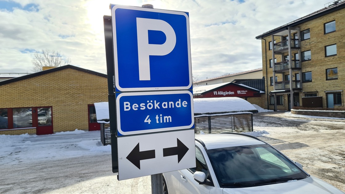 Bilden visar en parkeringsskylt vid Allégårdens entré, Fredsgatan 38
