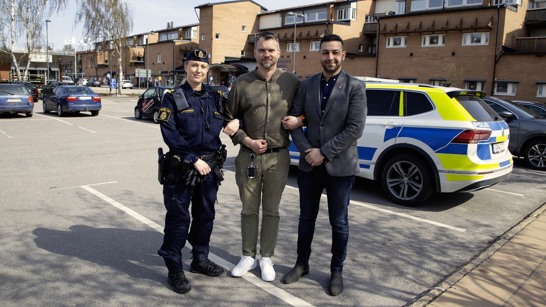 Kommunpolisen Annika Strandberg, kommunalrådet Jan Hanna och Tibro kommuns trygghets- och säkerhetssamordnare Anders Karlsson på Allétorget i Tibro.