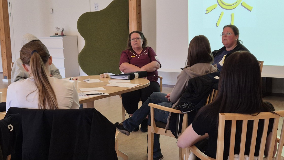 Susanne Thiberg från mötesplats Solsidan och Malin Borglin från Smultronstället ger tips om aktiviteter för äldre till Tibroungdomarna som deltar i projektet Generationer tillsammans.