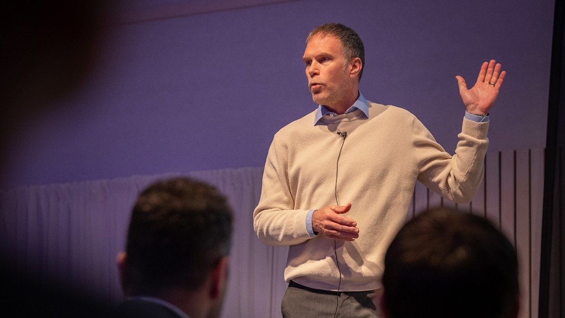 Fredrik Agelén, projektledare på Volvo, ger en lägesrapport om Volvos etablering av en battericellsfabrik i Mariestad.