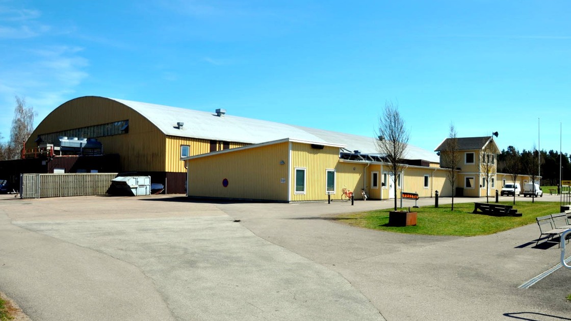Utomhusbild på ishallen.