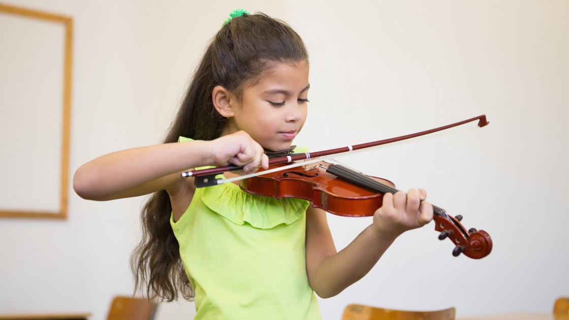 Elev som spelar fiol.