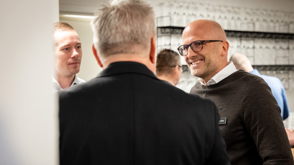 Mios VD Björn Lindblad i samtal med Tibroföretagaren Kurt Tingdal och Tibros samhällsbyggnadschef Kim Olsson på Näringslivsfokus den 14 april 2026.