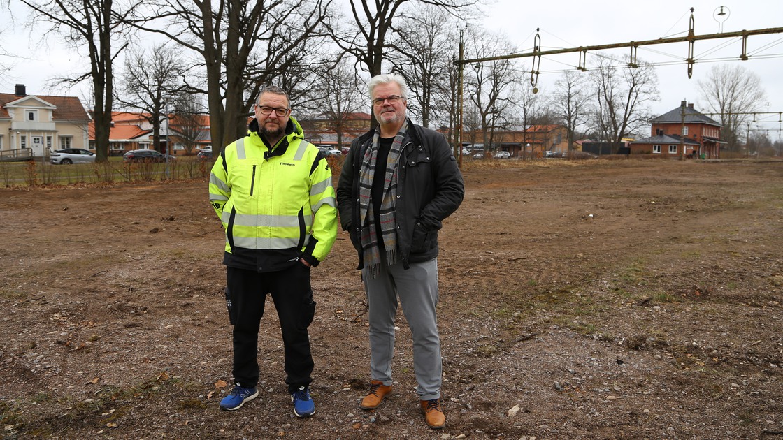 Gata- och parkchefen Mikael Iregren och samhällsbyggnadschefen Gunnar Carlsson på stationsområdet som kommer att omvandlas till en gräsmatta våren 2024.