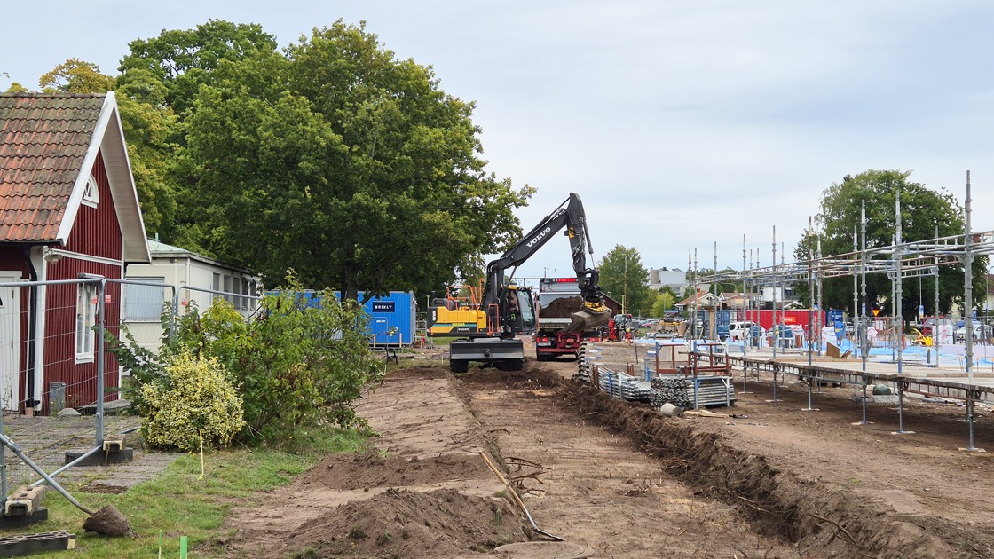 Anläggning av ny gång- och cykelväg vid byggplatsen för de nya 65+-bostadshusen i Tibro centrum.