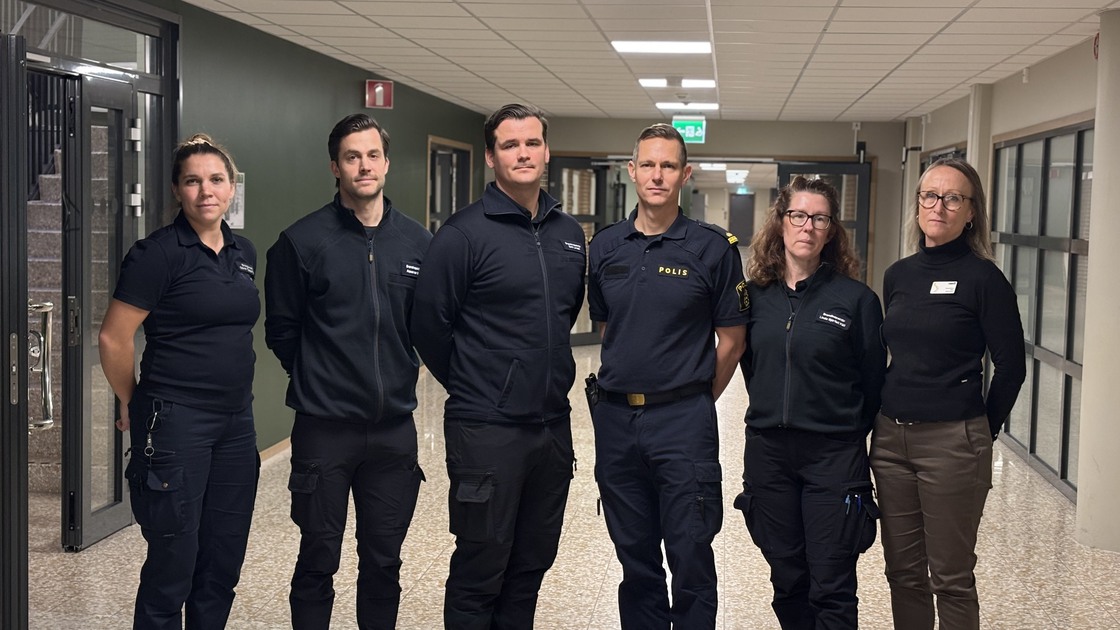 Räddningstjänst och polis tillsammans med rektor för Fågelvikskolan i en korridor i skolan