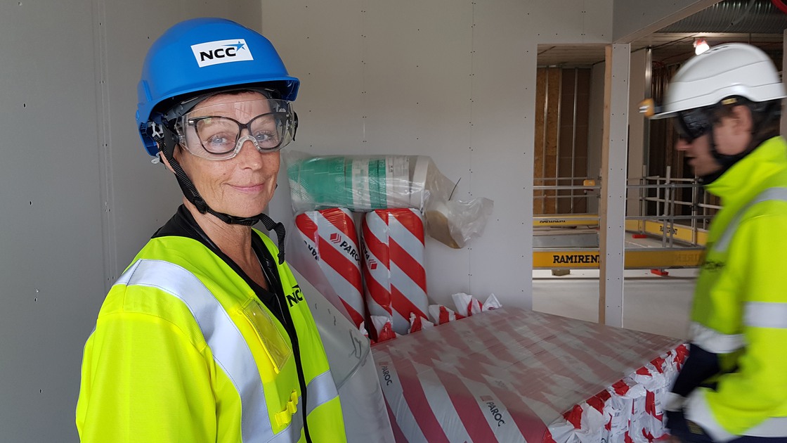 Rektor Anette Larsson inspekterar byggnationen av Baggeboskolan.