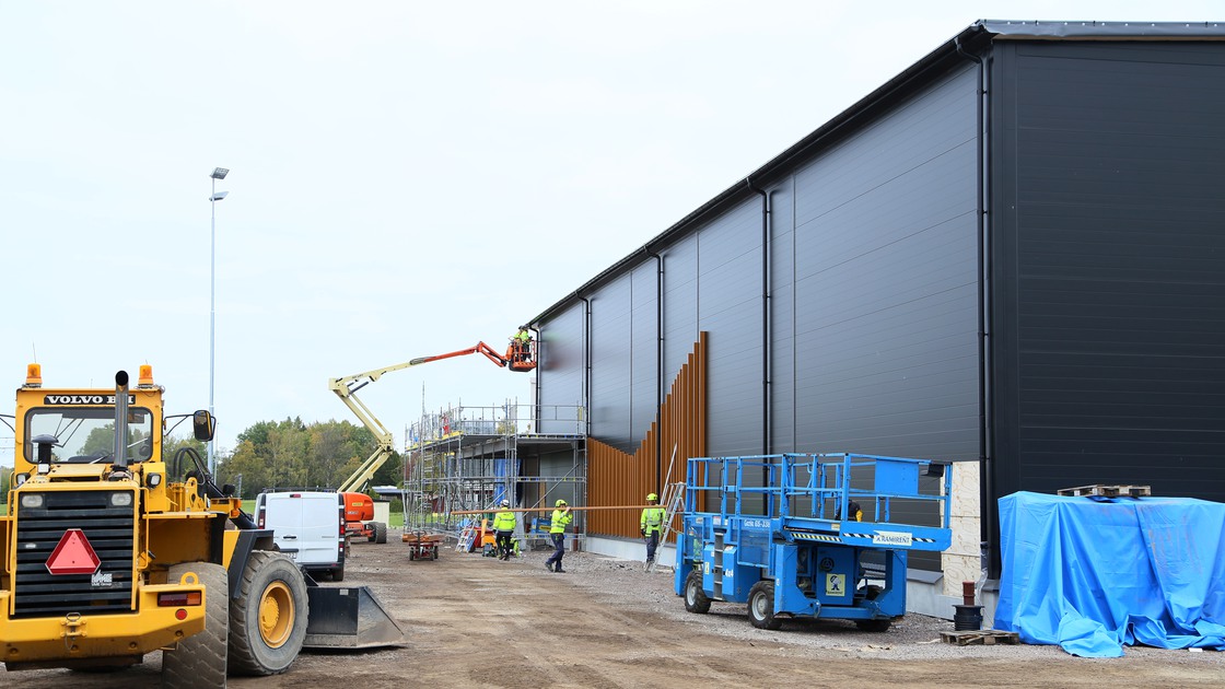 Montering av träribbor på Tibros nya sporthall.