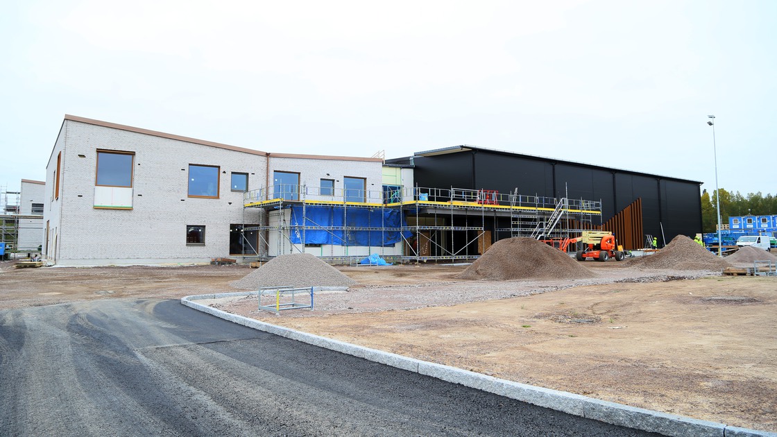 Västra fasaden med huvudentrén till Baggeboskolan.