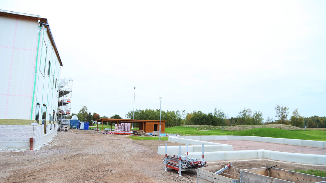 Östra fasaden av Baggeboskolan och skolans nya landbandyrink.