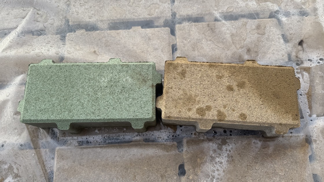 Grön och brun marksten.