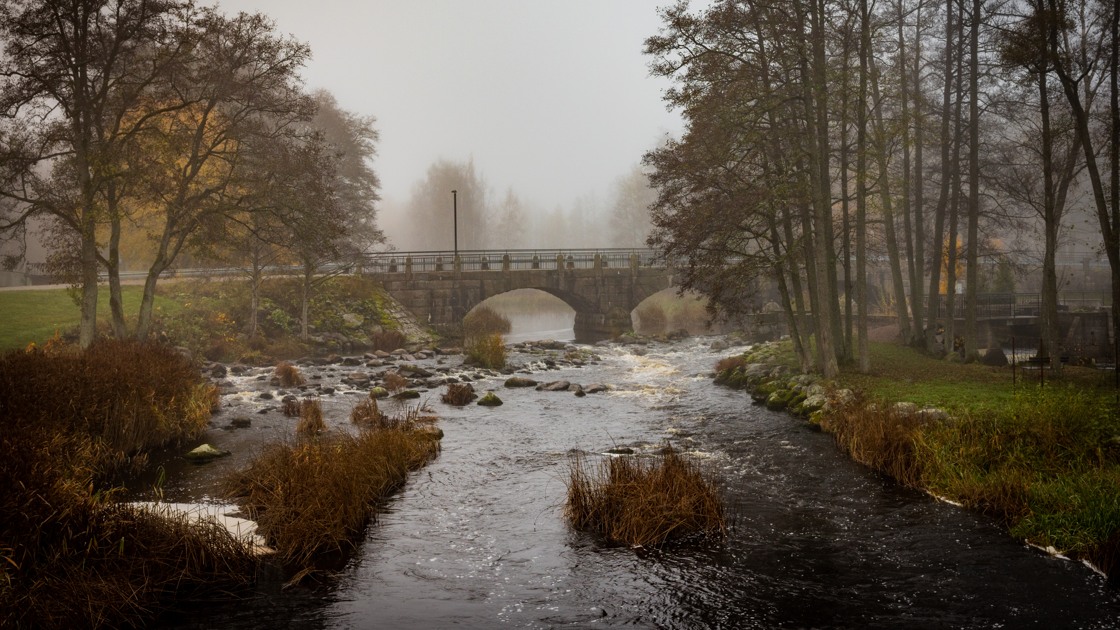Den gamla stenbron över ån Tidan.