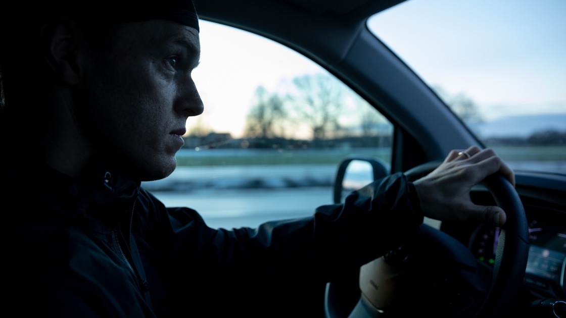 Man kör bil på vintern.