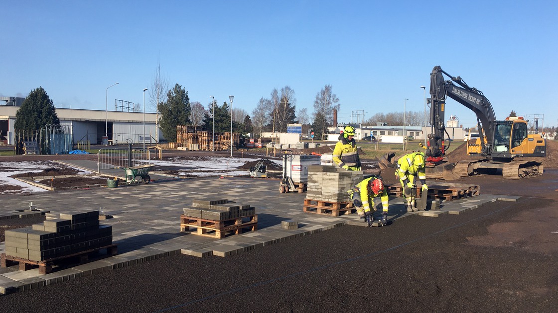 Plattsättning vid Baggeboskolan i februari 2020.