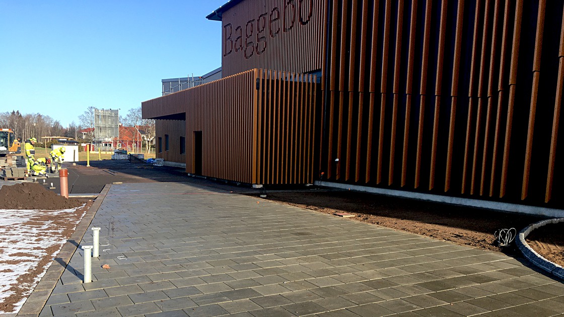 Plattsättning vid Baggeboskolan i februari 2020.